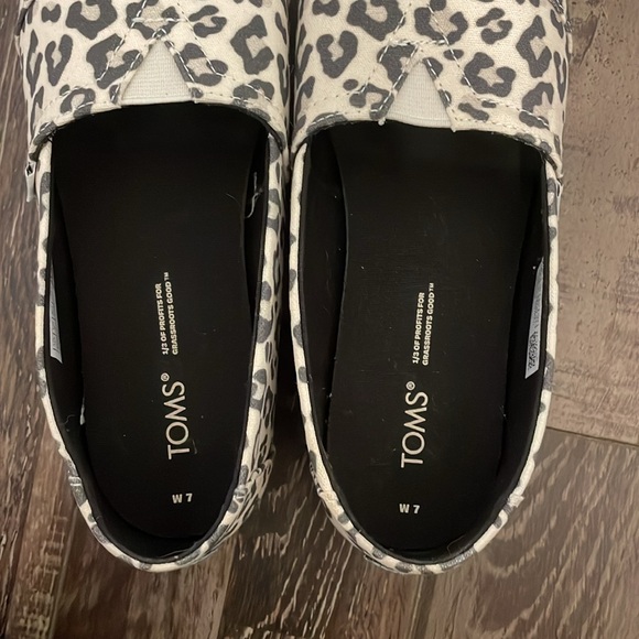 Tom’s snow leopard flats. Women size 7. - Picture 4 of 5